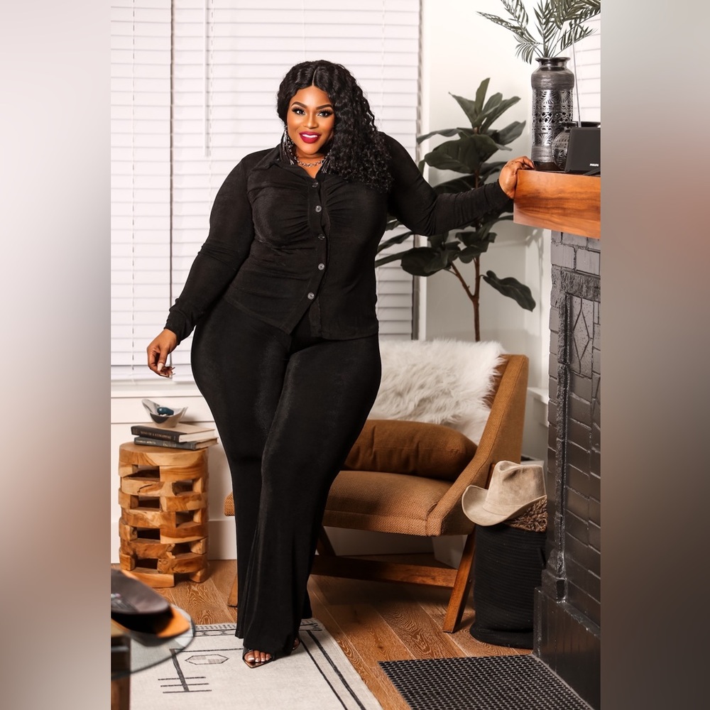 This 2 pcs black set is perfect for any corporate atmosphere. Model wearing a 2x